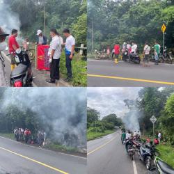 Sigap! Bersama Warga, Pegawai Kecamatan Umpu Semenguk Bersihkan Sampah di Jalan Lintas Sumatera