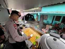 Brimob Jadi Chef Dadakan, Siapkan 2.000 Porsi Makanan untuk Korban Banjir Demak