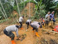 Longsor Petungkriyono, 200 Brimob Bantu Evakuasi dan Buka Akses Jalan 