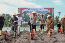 Polisi di Jombang Turun Gunung Dukung Program Prabowo, Olah Lahan Kosong untuk Pertanian