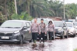 Polres Pelalawan Terus Lakukan Penanganan Banjir di KM 83 Pangkalan Kuras