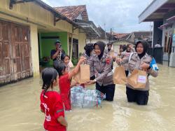 Polwan Tembus Genangan Banjir, Salurkan Bantuan Makanan dan Obat di Grobogan