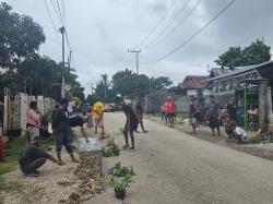 Mordekai Liu dan Pemuda RJM Perbaiki Jalan Jembatan Merah TTS