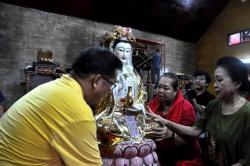 Ritual Pembersihan Patung Dewa di Vihara Amurva Bhumi