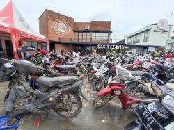 Gandeng SMK NU 01 Kendal, NU Peduli Kendal Layani Service Gratis Motor Korban Banjir