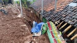 Tanah Longsor 2 Rumah di Cibiuk Garut Rusak, Eroh Janda Tua Harapkan Bantuan