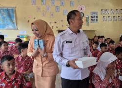 Kakanwil Ditjenpas Jabar Pimpin Kegiatan MBG dan Bakti Sosial di SDN Sukamukti Kalijati