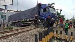 Truk Muatan Besi 30 Ton Patahkan As di Perlintasan KA, Perjalanan Kereta Api Terganggu