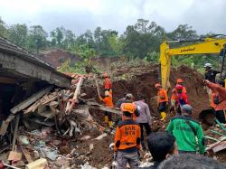 Berlangsung Dramatis, Begini Detik-detik Evakuasi Korban Longsor Maut di Jombang