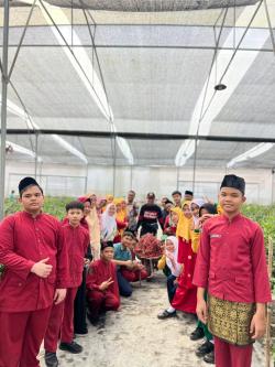 Panen Raya Cabai Merah Green House di Darul Ilmi Murni Solusi Pengendalian Inflasi