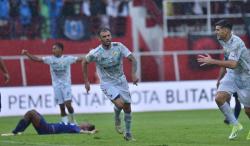 Permalukan Arema FC 3-1, Persib Jauhi Para Rival