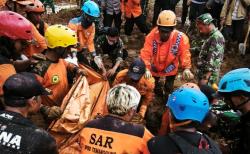 Hari Ketiga Pencarian: Tim SAR Temukan Korban di Area Rumah Pak Carik, Tinggal 4 Orang Hilang