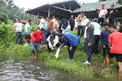 Seratus Ribu Benih Ikan Nila Ditebar di Kali Mamuju, Warga Diajak Jaga Sungai