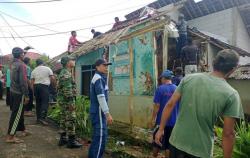 Rumah Warga Haurkuning Ambruk Akibat Hujan Lebat, Dihuni Lansia 90 Tahun