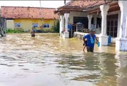 Sungai Cimanuk Meluap, Ratusan Rumah di Indramayu Terendam Banjir hingga 1 Meter