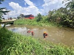 Bermain di Sungai Dekat Rumah,  2 Anak Terseret Arus 1 Hilang