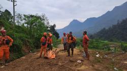 Tim SAR Longsor Petungkriyono Disemprot Cairan Disinfektan usai Bertugas