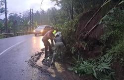 Guguran Tanah Nyaris Timbun Jalan Penghubung Purbalingga-Pemalang