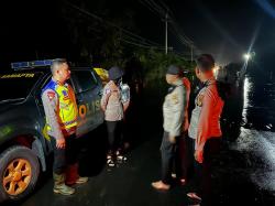 Banjir di Jalan Lintas KM 83, Kapolres Pelalawan dan Anggota Terus Siaga