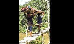 Lewati Jembatan Bambu yang Rapuh di Pesisir Selatan, Warga Gotong Mayat ini Viral