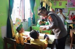 Dukung Program Makan Siang Bergizi Bagi Pelajar Polres Pelalawan Bagikan 900 Paket Nasi Kotak