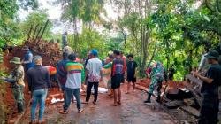 Longsor Tutup Akses Jalan Penghubung Antar Desa di Nusaherang, Kuningan