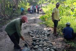 Ruas Jalan di Kampung Bolenglang Desa Jayagiri Ditambal dengan Swadaya Warga