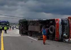 Bus Rosalia Indah Terguling di Tol Semarang-Solo, 3 Penumpang Luka-luka