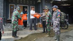 Tim Gabungan TNI dan Polri Patroli Juga Berikan Bantuan di Lokasi Terisolir Terdampak Tanah Longsor 