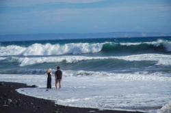 Pantai Watu Pecak, Destinasi Wisata Eksotis di Lumajang dengan Hamparan Pasir Hitam yang Unik