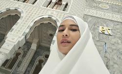 Netizen: Bidadari Surga! Dian Sastro Berhijab saat Umrah