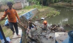 Tumpukan Sampah Sumbat Sungai, BPBD Sukoharjo Bergerak Lakukan Pembersihan Massal