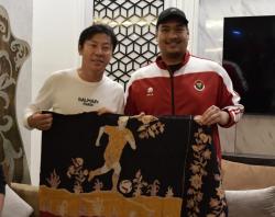 Pulang ke Korea Selatan, Shin Tae-yong Bawa Oleh -oleh Batik Indonesia