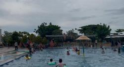 Wisatawan Padati Objek Wisata Binuang Waterpark di Kabupaten Serang