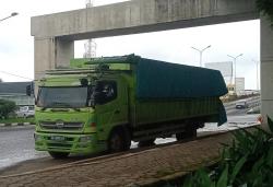 Warga Pertanyakan Mobil Truk Misterius yang Terparkir di Depan Kantor DPRD Kota Palembang