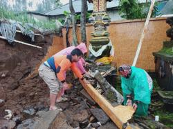 Tembok Pura dan Rumah Warga di Tutur Pasuruan Rusak Akibat Longsor