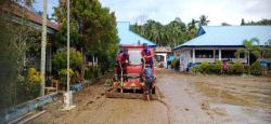 Pasca Banjir dan Longsor, Damkar Mamuju Bersihkan Lumpur dan Suplai Air Bersih ke Rumah Warga