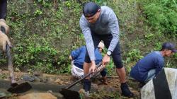 Kapolres Ciamis Gotong Royong Bersama Warga Desa Sukamaju Material Longsor di Cihaurbeuti