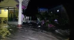 Kisah Korban Tanggul Sungai Catakbanteng Jombang Jebol: Banjir Kepung Kampung, Warga Pilih Bertahan