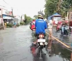 Hujan Deras Sebabkan Sungai Meluap, Jalan Raya Nasional Jombang Tergenang Jalanan Macet