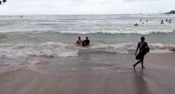 Nyaris Tenggelam! 2 Anak Terseret Arus di Pantai Carita Berhasil Diselamatkan Petugas