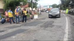 Lubang - lubang Di Jalur Selatan Garut Mulai Diperbaiki, Pengendara Diimbau Hati - hati