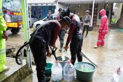 Polisi Suplai Air Bersih Bagi Warga Terdampak Banjir di Mamuju