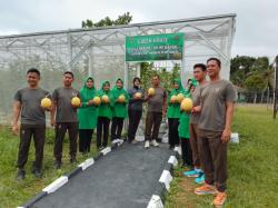 Danlanudad Gatot Soebroto Bersama Persit KCK Ranting 9 PG Mabesad Panen Perdana Buah Melon