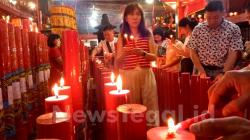 Malam Tahun Baru Imlek Kelenteng Tek Hay Kiong Tegal Nyalakan 500 Lilin Kebahagiaan