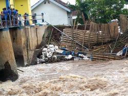 Tanggul Sungai Balongsono Jebol, Jombang Waspadai Banjir, Pj Bupati Ambil Langkah Cepat