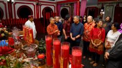 Pj Gubernur Jabar Tinjau Vihara Jelang Perayaan Imlek 2576 di Kota Bandung