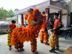 Imlek di Lingga: Barongsai Hibur Warga dari Rumah ke Rumah