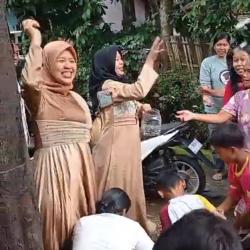 Puluhan Warga Berebut Uang Koin dan Belut Hidup, Beginilah Tradisi Mitoni di Banyumas