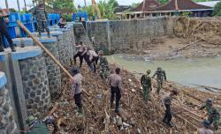 Polres Sukoharjo Kerahkan Personel Bersihkan Sampah di Bendungan Bengawan Solo